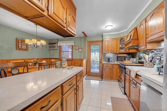 Building Photo - 2433 Young Ave