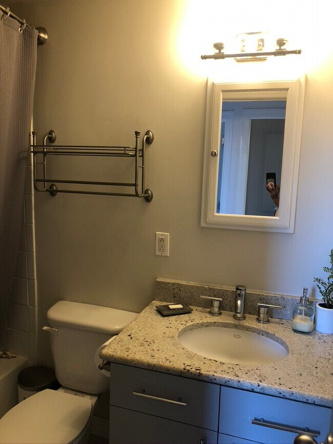 full bath - 511 S Bond St