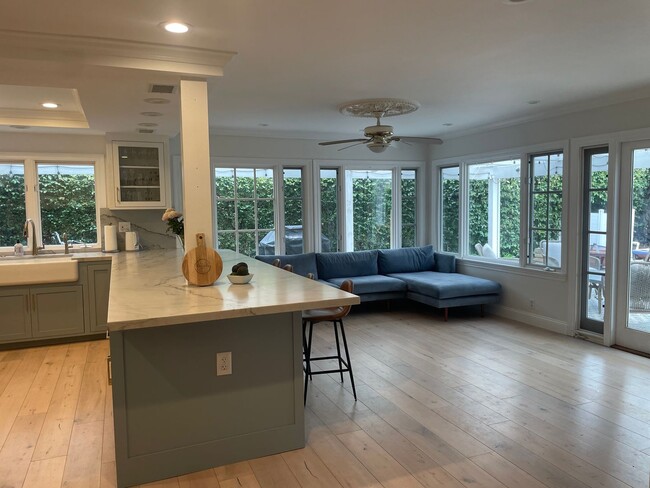 Building Photo - Remodeled Huntington Home!