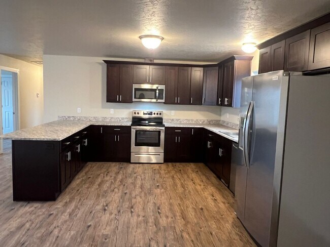 Building Photo - 3 Bedroom Charming Duplex