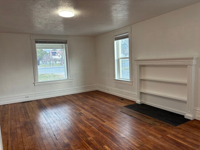 Foto del edificio - 245 N Main St