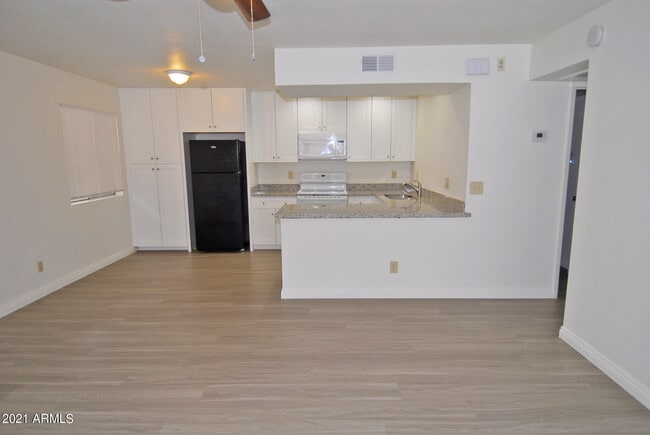 Building Photo - 700 E University Dr