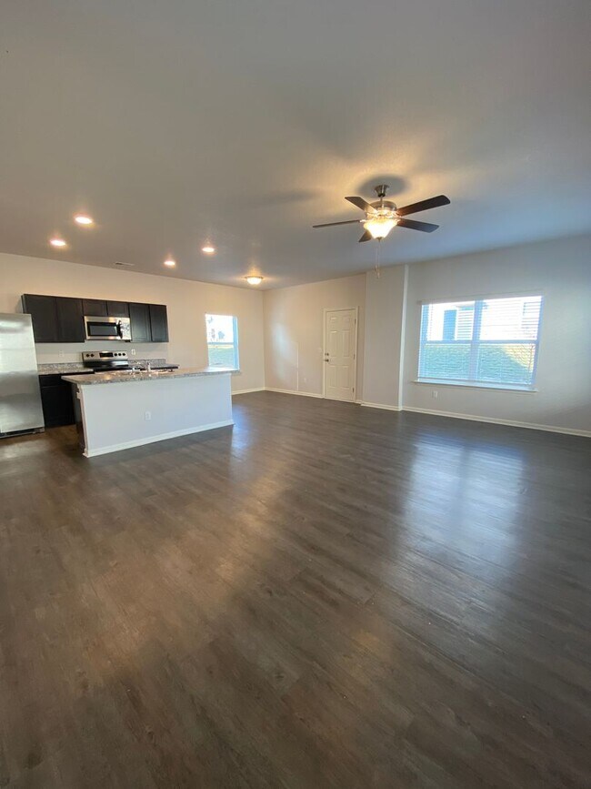 Building Photo - *Pre-leasing* Three Bedroom | Two and a Ha...