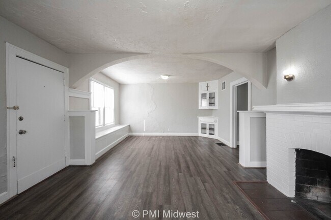 Foto del edificio - Charming 1-Bedroom Duplex in Indianapolis with Spacious Layout and Convenient Location