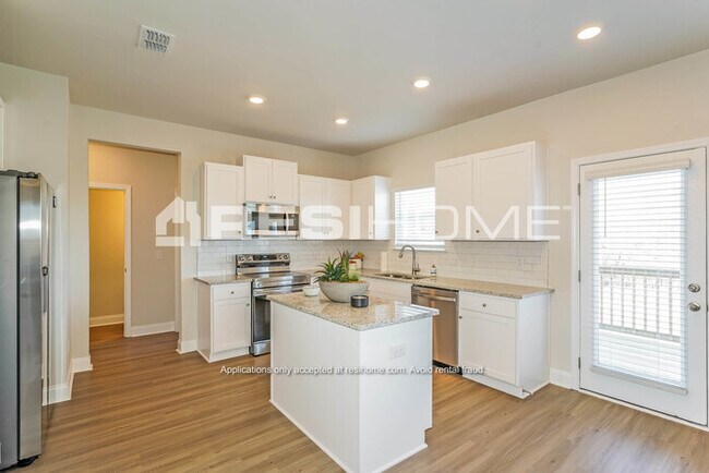 Foto del edificio - 900 Juniper Ln