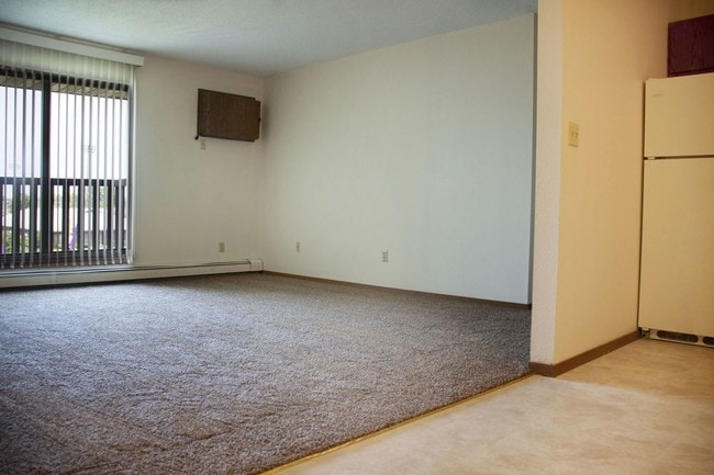 Building Photo - 2 Bedroom Available April 1st