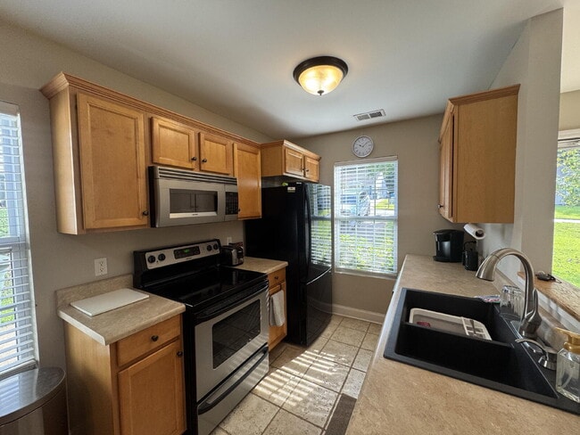 Building Photo - Furnished Duplex in Seneca