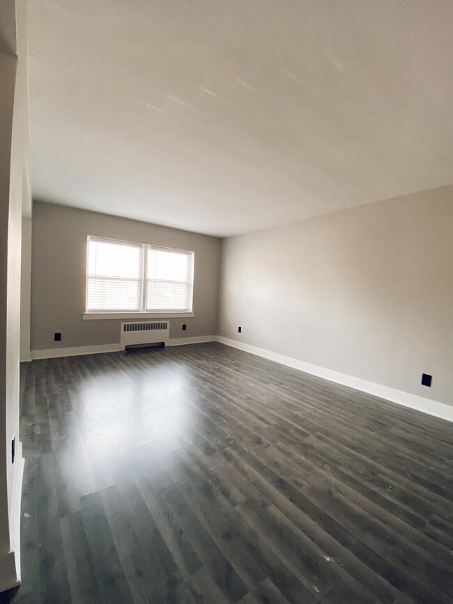 Living room - 2599 W McNichols Rd