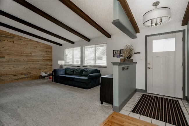 Foto del edificio - 6752 Ames St