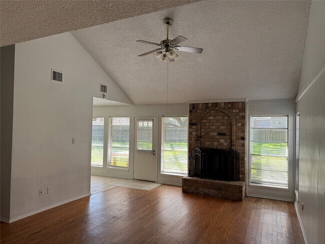 Foto del edificio - 22823 Deville Dr