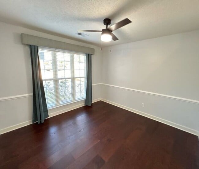 Building Photo - The Oaks on Lake Carolina