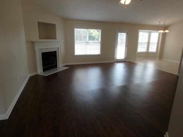 Building Photo - 8 Clarence Ln