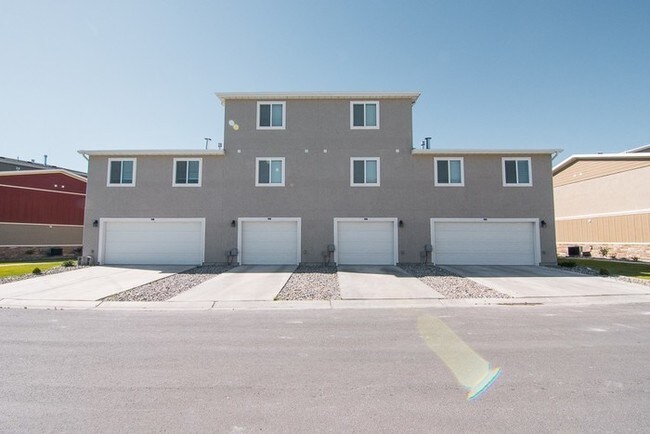 Building Photo - Waters Edge Townhome!