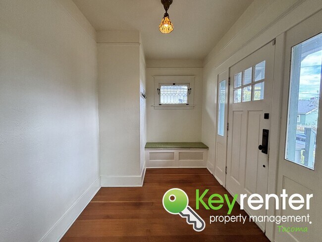 Building Photo - Charming 3-Bedroom Rental Home in Central ...