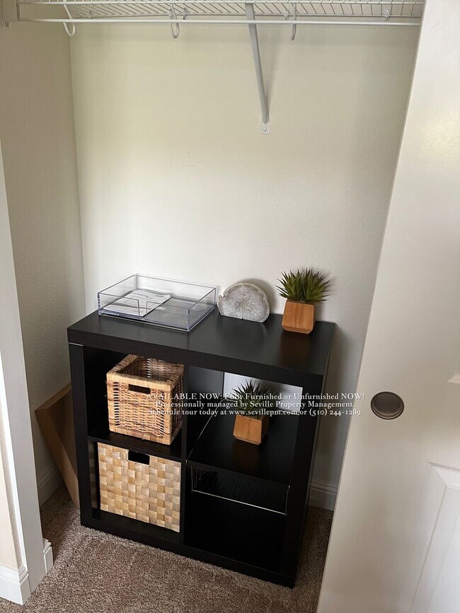 Building Photo - Stunning Tri-Level Townhouse with Bay Views!