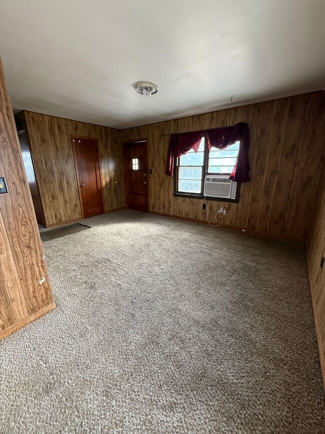 Building Photo - 1 Bedroom, 1 Bathroom House with Detached Garage