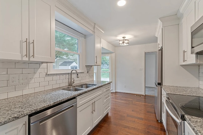 Building Photo - 723 Riverview Dr