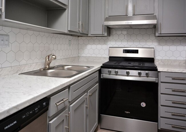 Building Photo - Chateau Apartments - Newly Renovated