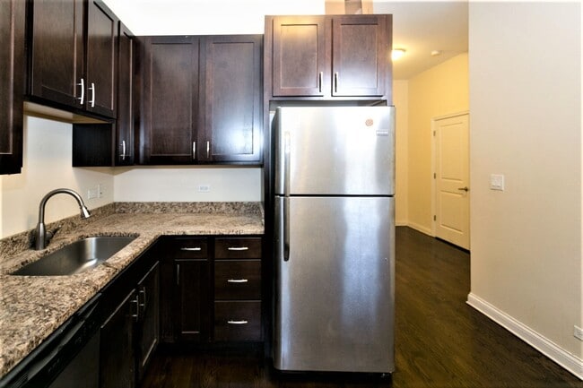 Foto del edificio - 1758 W Montrose Ave