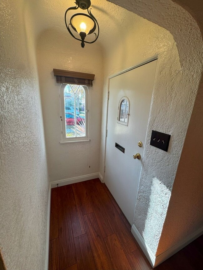Foto del edificio - Beautiful Front House 2 Bed 1 Bath