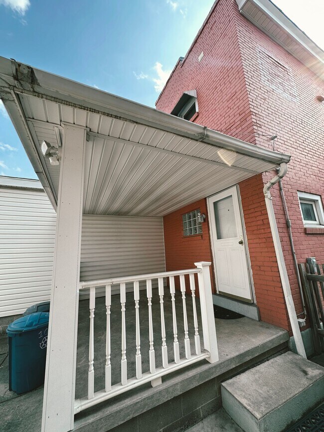 Foto del edificio - NEWLY RENOVATED 2 BEDROOM WITH GARAGE IN THE HEART OF SOUTHSIDE!