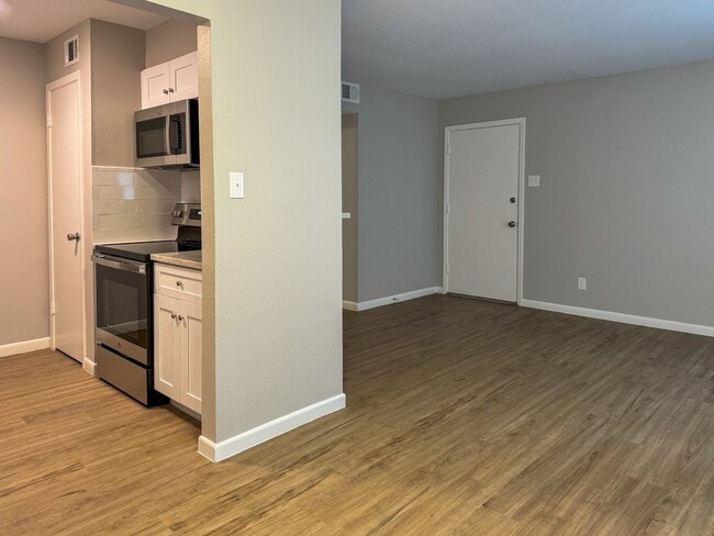 Building Photo - 2101 6th Ave N