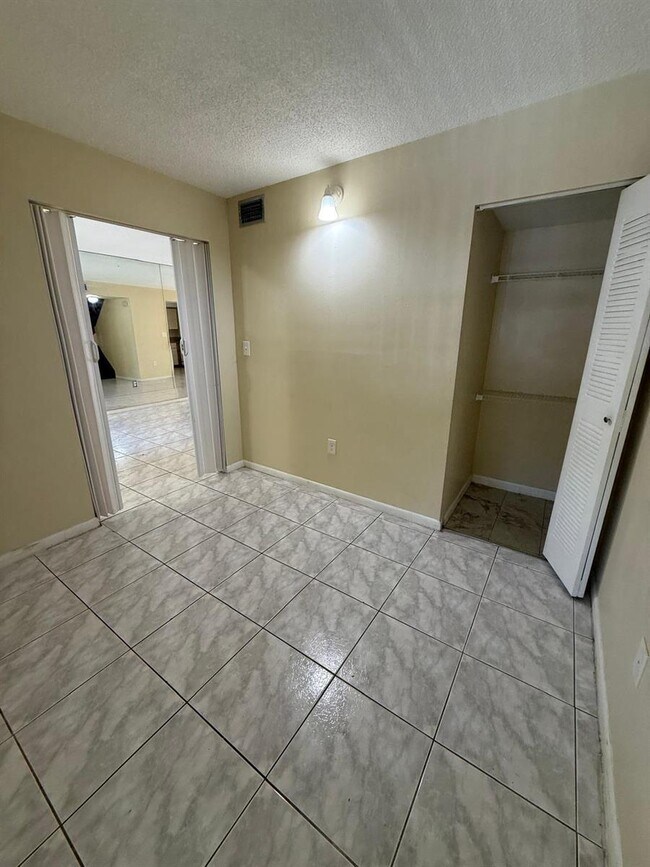 Foto del edificio - 5232 SW 122nd Ter