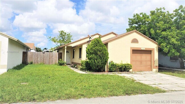 Building Photo - 1121 SW 110th Ave