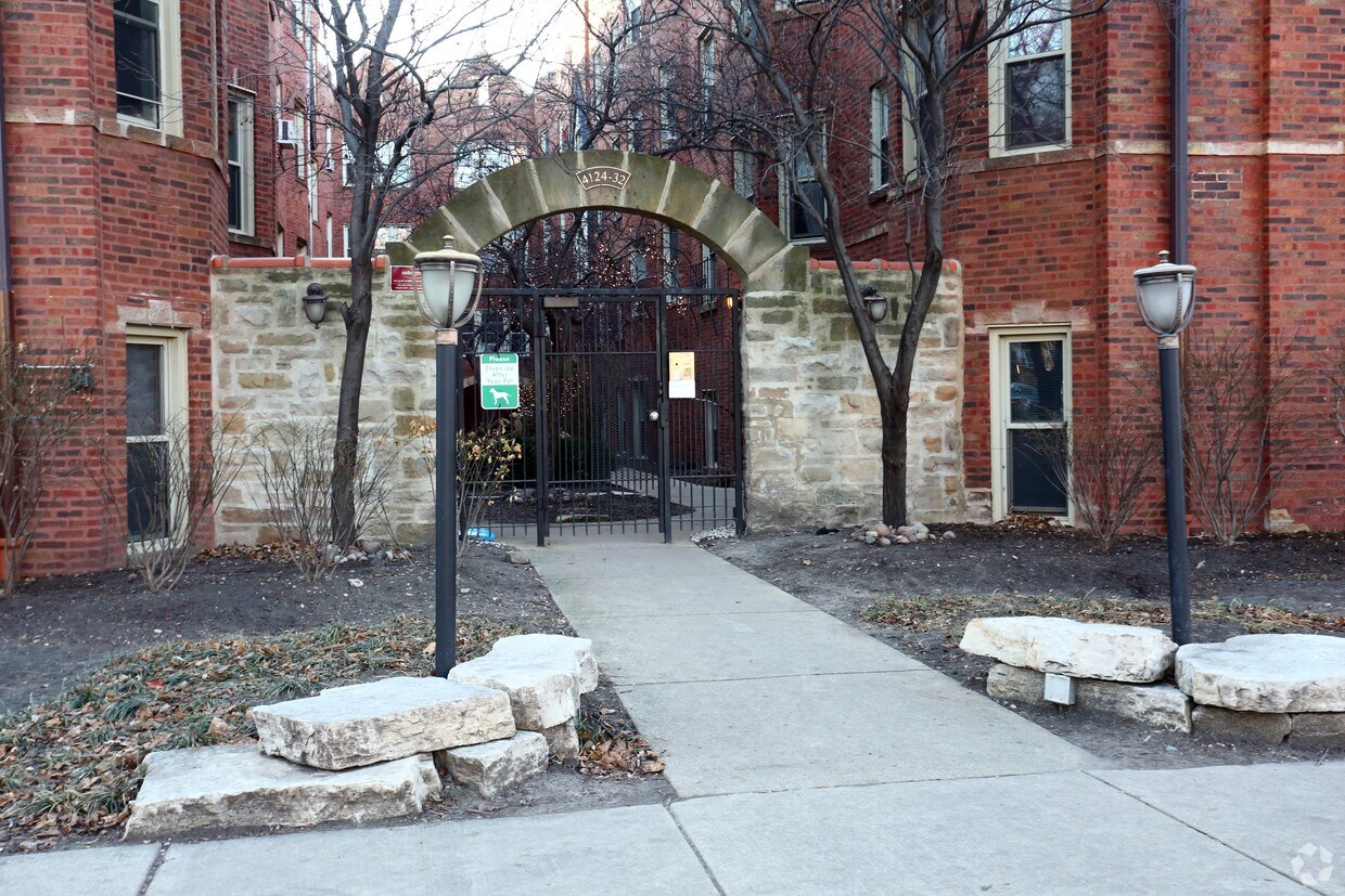 Building Photo - 4124-4132 N Kedvale Ave