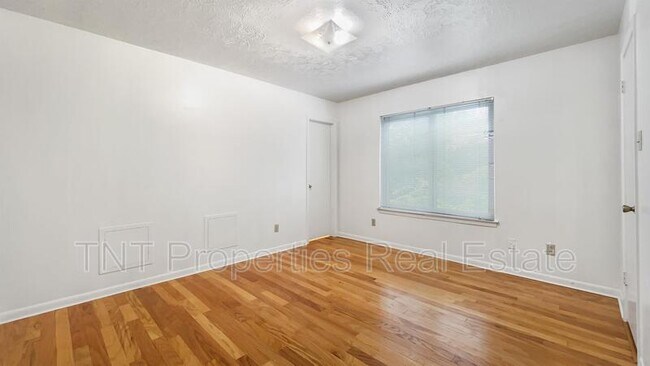 Building Photo - 2803 Oakside Dr