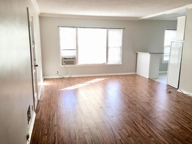 Building Photo - 4634 Los Feliz Blvd 2