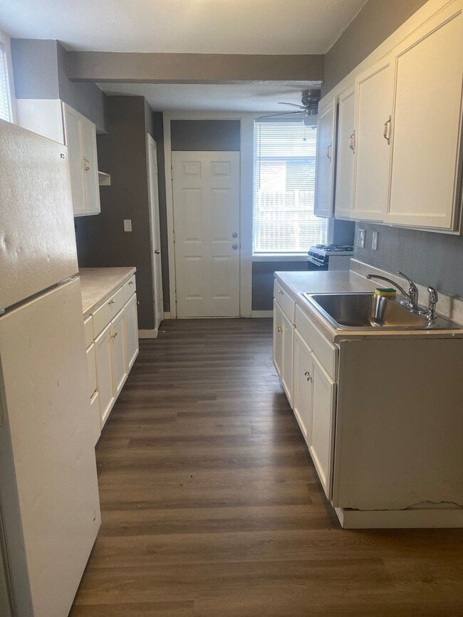 Building Photo - 2523 Dow Dr