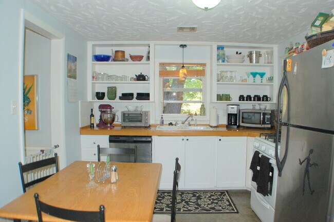Building Photo - Cute 2 bed / 1 bath house just 1.4 miles from UA and downtown.