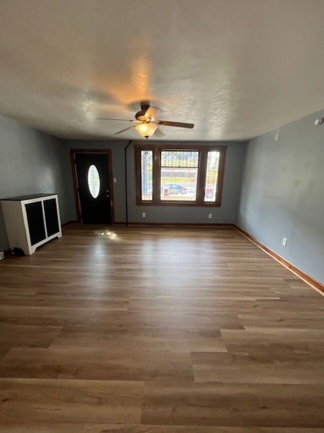 Building Photo - 3 bedroom 1 bathroom
