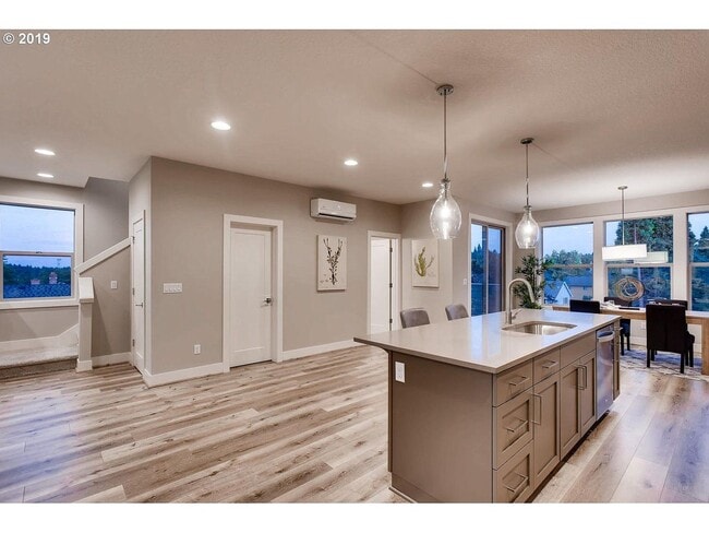 Building Photo - Great newer 3 story Townhouse behind Cooper Mountain elementary
