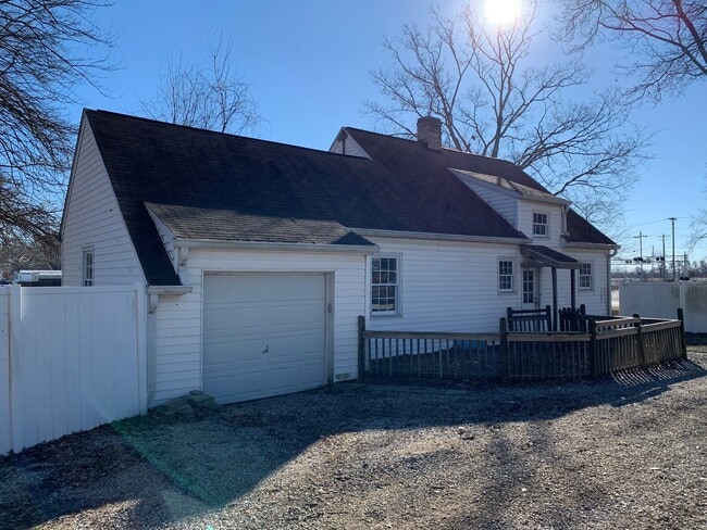 Building Photo - Newly Renovated 3 Bedroom Home