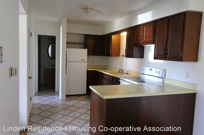 Building Photo - 205-209 SW Linden St
