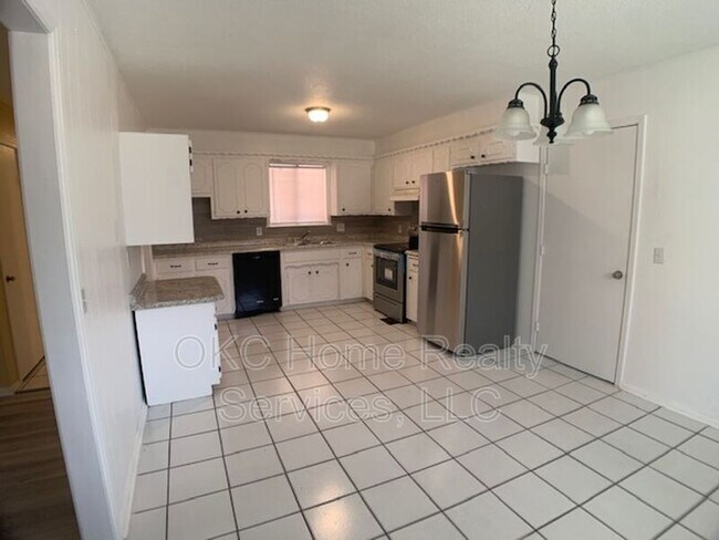 Foto del edificio - 2808 N Ditmer Rd