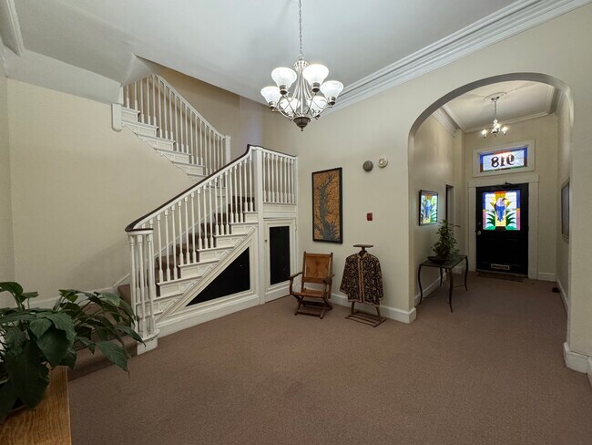 Vestíbulo seguro - 918 N. Calvert Street