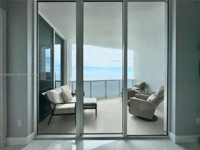 Foto del edificio - 15901 Collins Ave