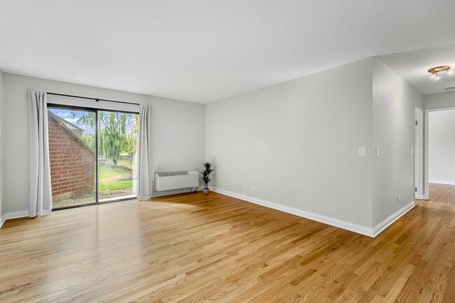 Building Photo - 920 N Lakeside Dr