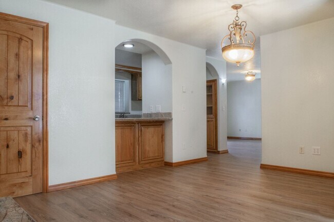 Building Photo - Custom upgrades throughout this 2bed 2.5bt...