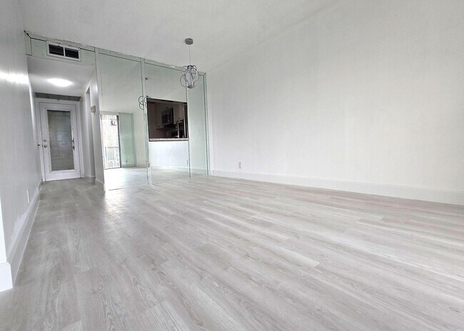 Foto del edificio - 3000 NW 42nd Ave
