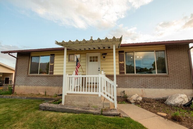 Foto del edificio - 757 N Hills Dr