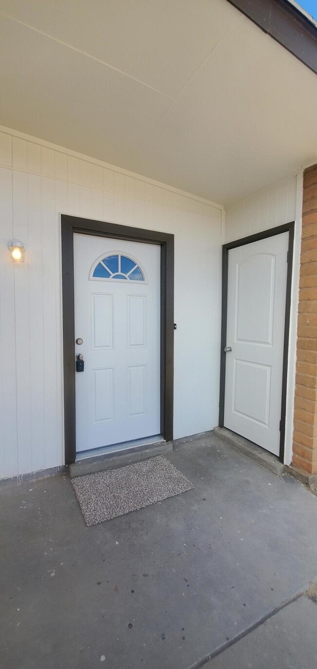 Building Photo - 2909 Beachcomber Dr