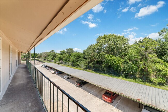 Foto del edificio - 3770 Lovers Wood Ln