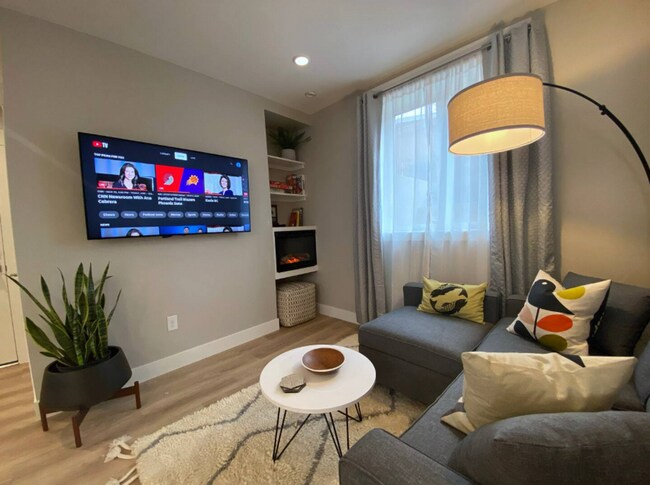 Foto del edificio - Beautifully Designed 1-Bed ADU • Quartz Counters • Gas Range • Private Patio in the Heart of the ...