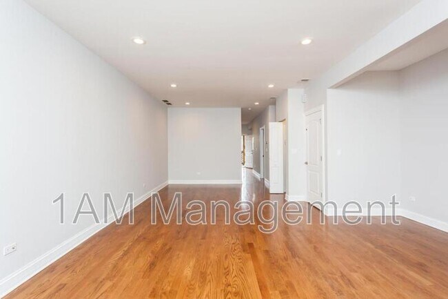 Foto del edificio - 3242 N Ridgeway Ave
