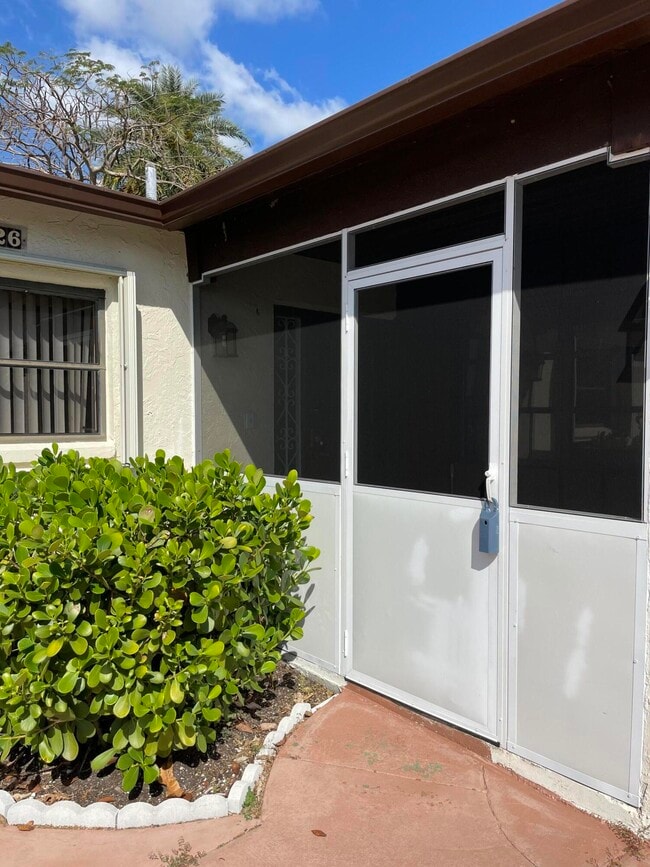Building Photo - 5526 Mirror Lakes Blvd
