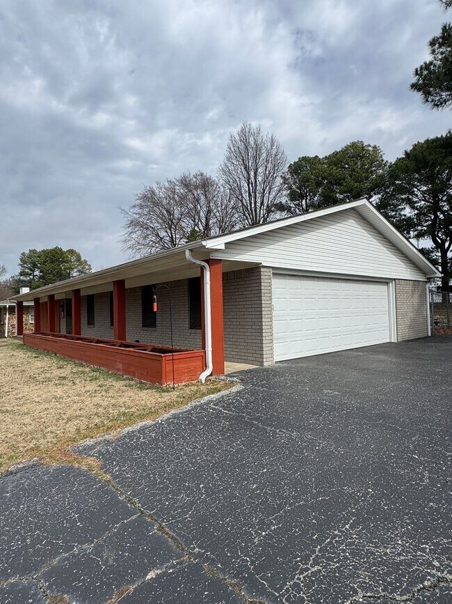 Building Photo - Incredible 4 Bed / 2 Bath updated Home, Available Now!